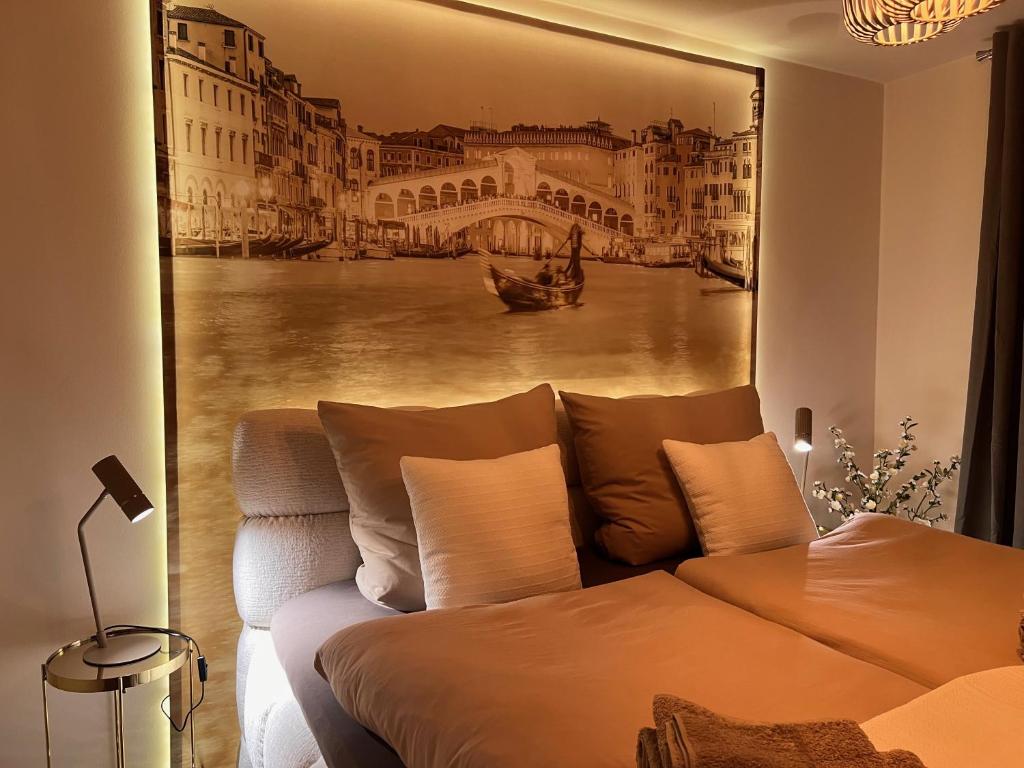 a bedroom with a large painting of a canal at Palazzo Moni - Modernes Studio in der Nähe der Therme mit Balkon & Parkplatz in Bad Soden-Salmünster