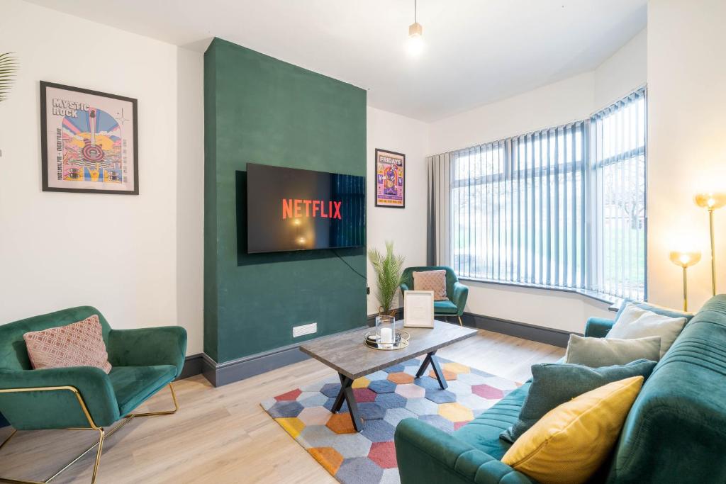 a living room with a couch and a tv at Spacious 3BR Stay - Free Parking - Near City Centre - Sleeps 6 in Manchester