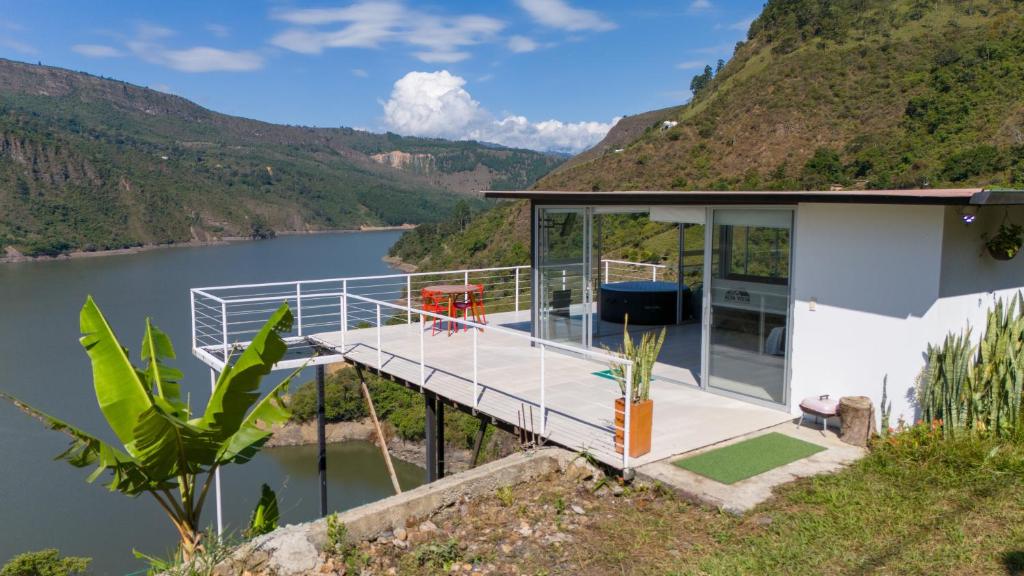 a house on the water with a view at Altavista Tinyhouse in Macanal