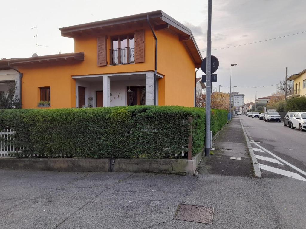 a yellow house on the side of a street at Olystic bed and breakfast in Seriate