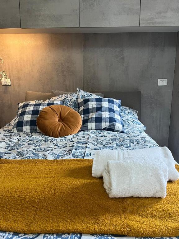 a bed with a pillow and pillows on it at Garden Prina-250mt Clinica Zucchi-Monza in Monza