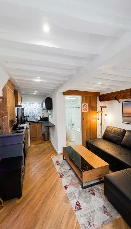 a living room with a couch and a table at L 'iris, studio Hyper-centre, rue Arcisse de caumont, nouvelle equipe d entretien in Caen