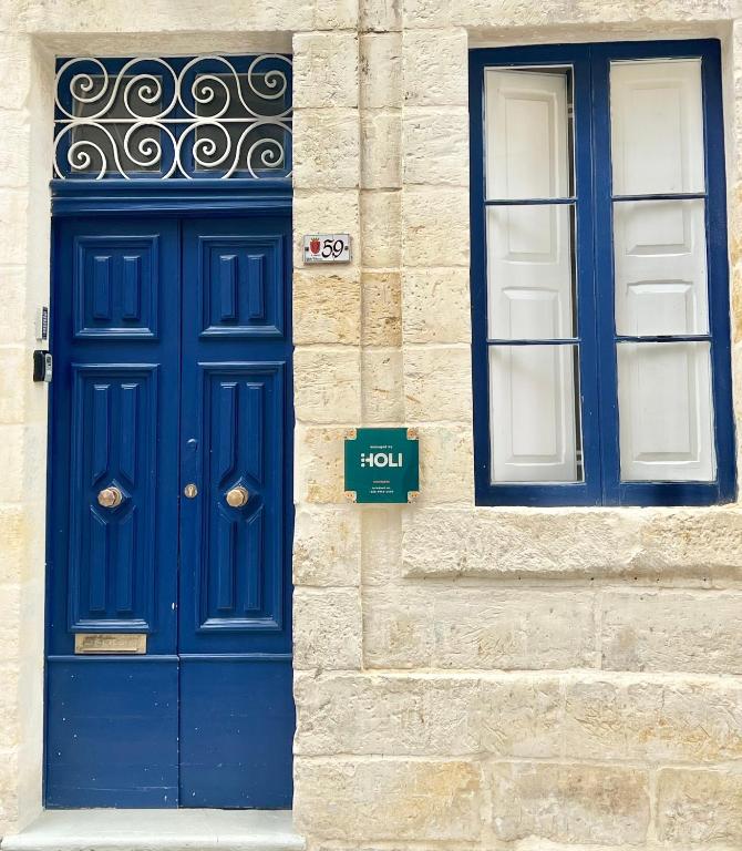 a blue door and a window on a building at Guesthouse Historical Palacinho de São Antonio in Birgu