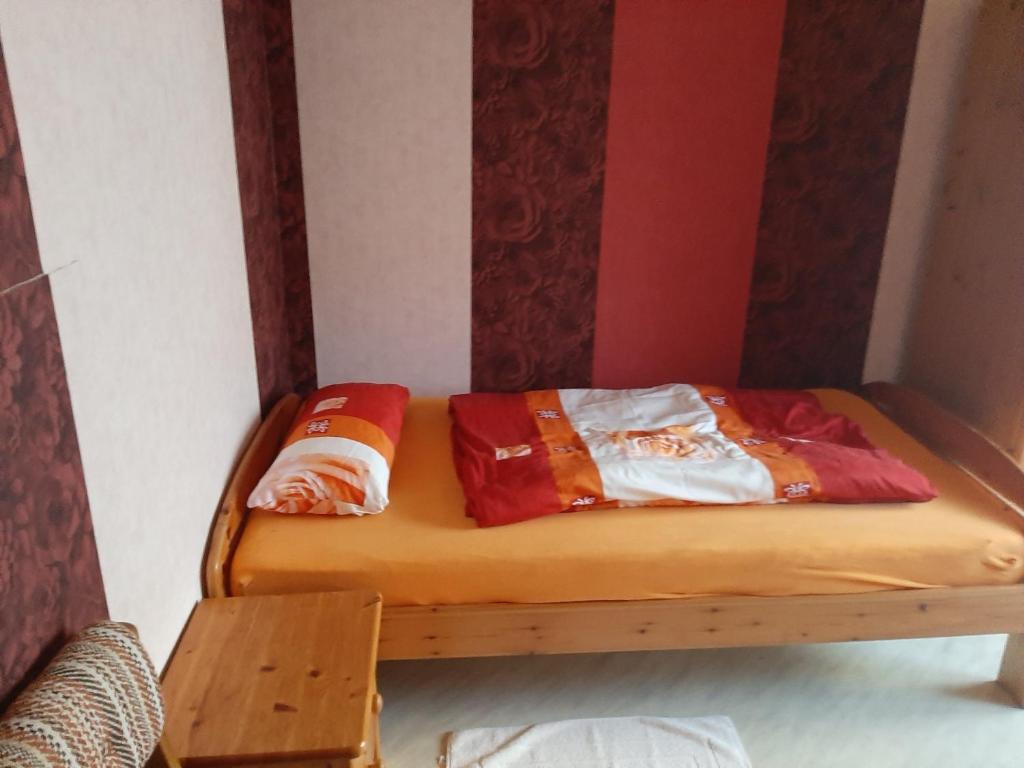 ein Bett mit zwei Kissen darauf in einem Zimmer in der Unterkunft Ferienwohnung Freiling in Wilhelmshütte