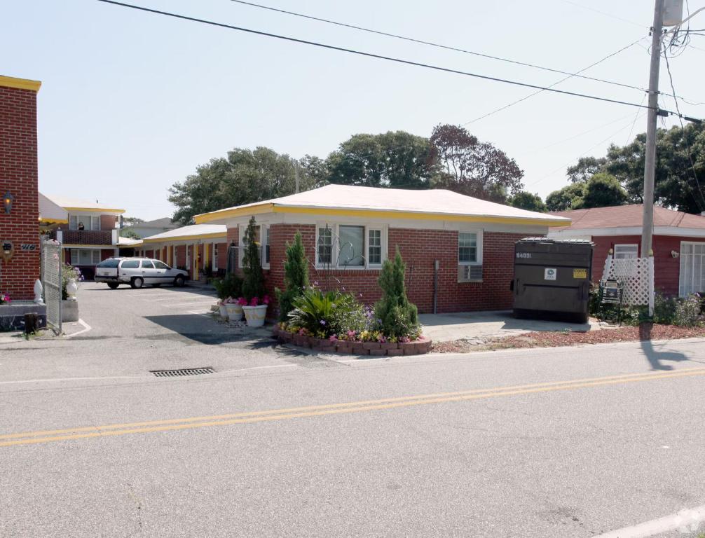 a red brick house on the side of a street at E & E Motel in Myrtle Beach