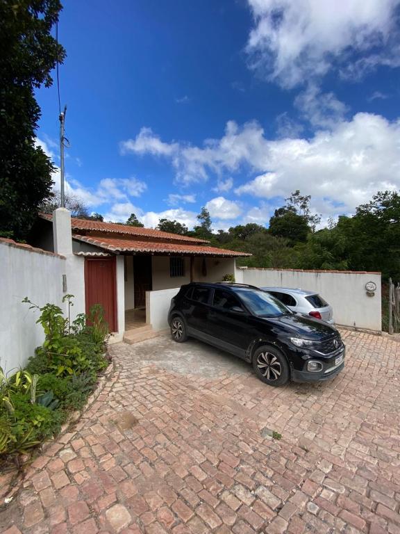 a car parked in front of a house at Hospedaria Café Terra&Sabor in Palmeiras
