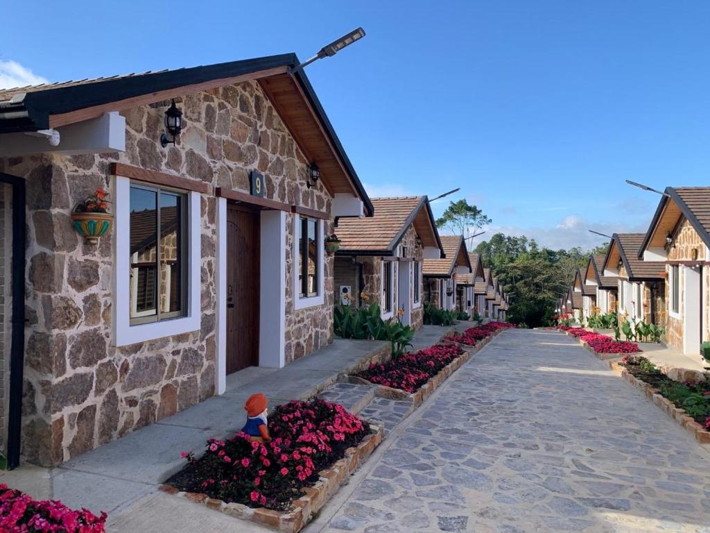 a row of houses with flowers on a street at Condominio Entre Bosques Cabaña 9 in Piedecuesta