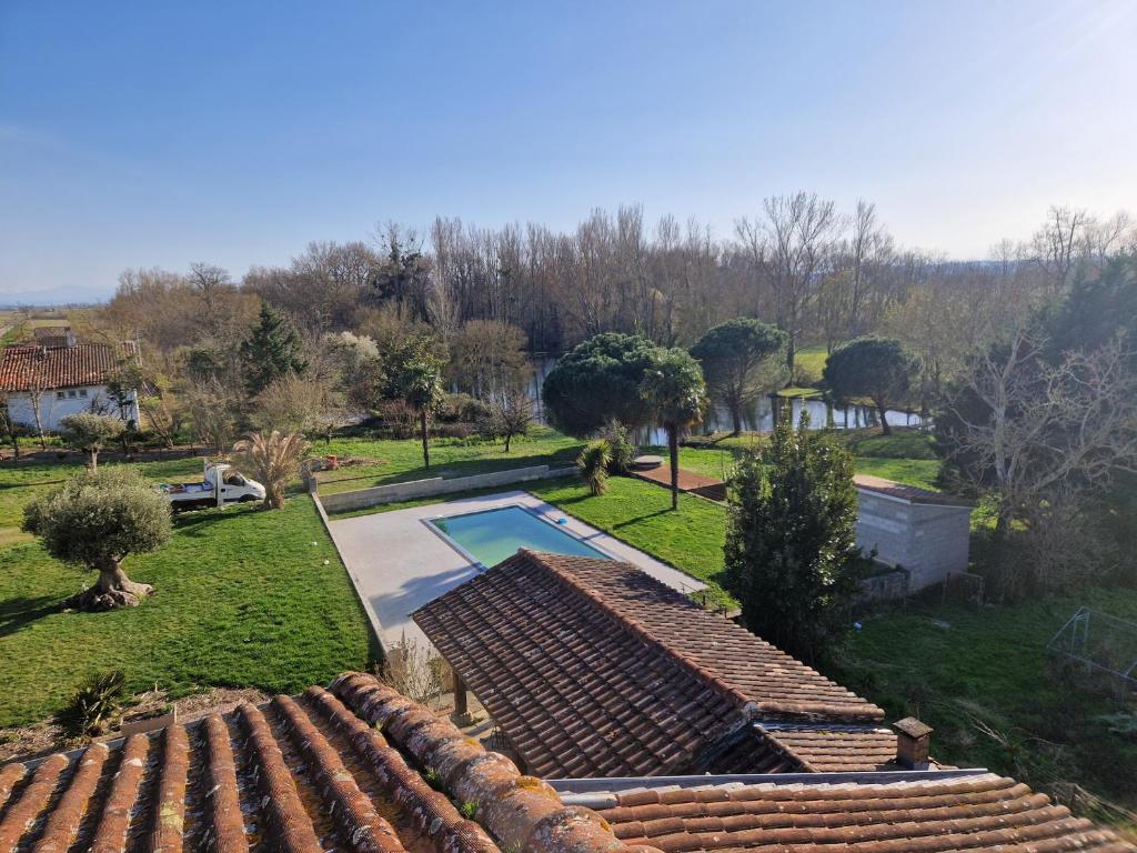 an aerial view of a house with a swimming pool at Gîte, jacuzzi et piscine in Cintegabelle