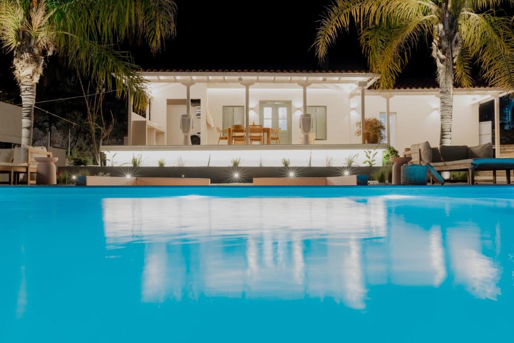 Blue Topaz Two Villas Pool and Spa
