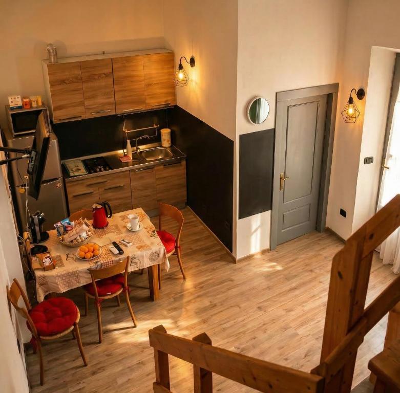 a kitchen and dining room with a table and chairs at Casa Tziu Predu - Centro Nuoro - B&Brothers in Nuoro