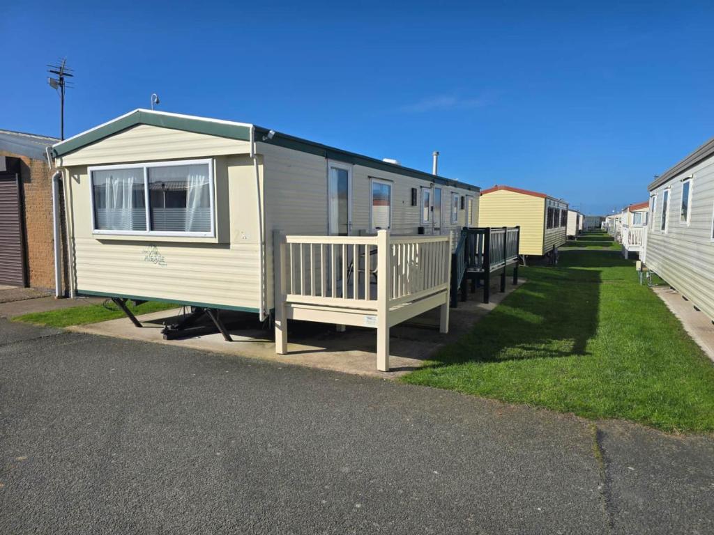 a row of mobile homes parked next to a street at Towyn Happy Days K3 in Rowen