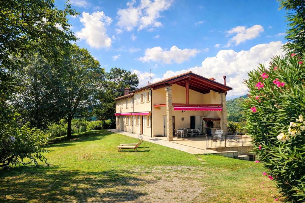 un edificio con un banco en un patio en B&B Villa Euganea, en Torreglia