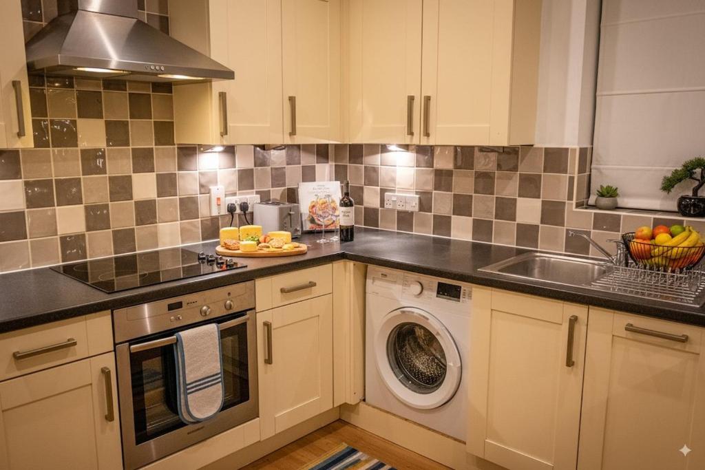 The Falcon's Nest - Stylish Central Apartment 4