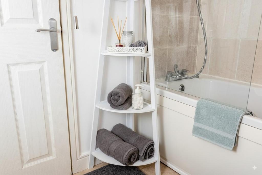 The Falcon's Nest - Stylish Central Apartment 3