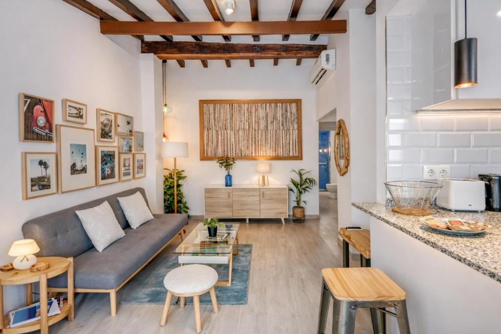 una sala de estar con un sofá y una mesa en Spot Apartment, en Palma de Mallorca