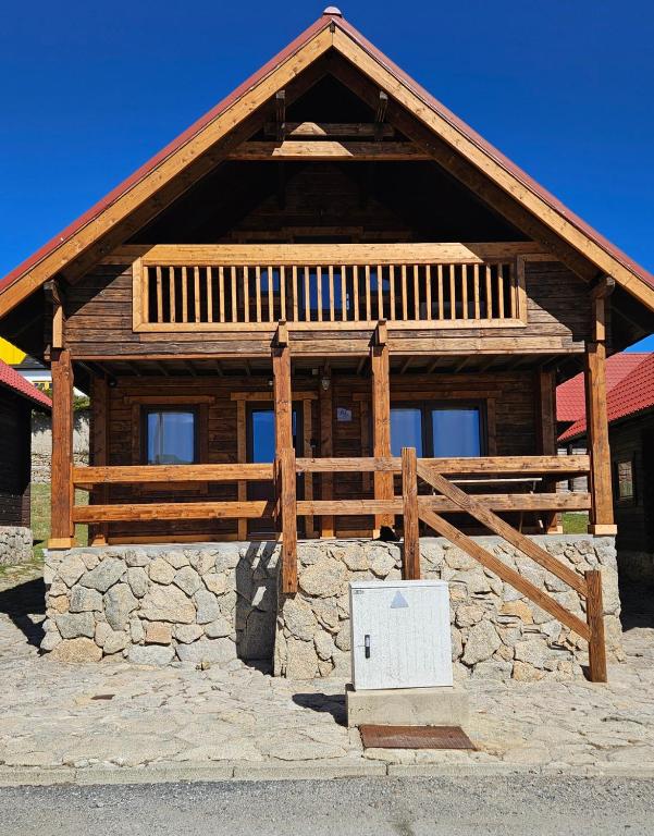 a log cabin with a sign in front of it at Memórias da Serra - Chalé Serra da Estrela Penhas da Saude in Penhas da Saúde