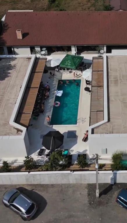 an overhead view of a swimming pool in a building at Poiana Events - Vilă privată cu piscină aproape de Mamaia și Constanța in Poiana