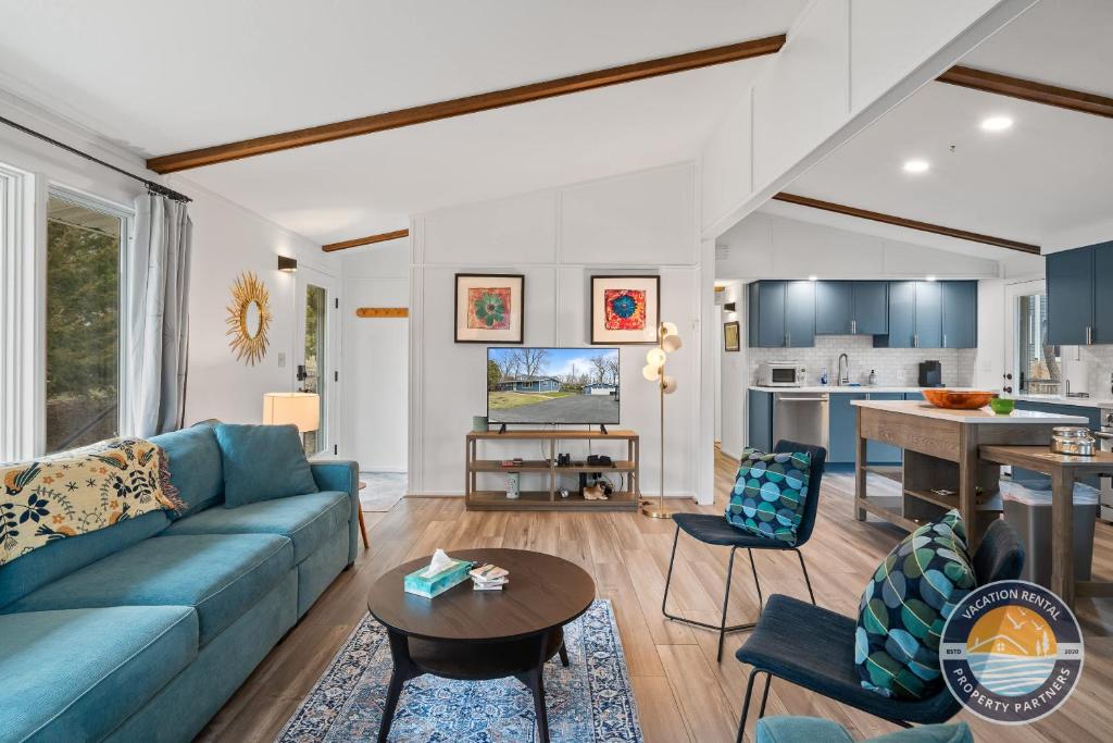 a living room with a blue couch and a kitchen at Pet-Friendly Lake Como Retreat 2BR in Lake Geneva