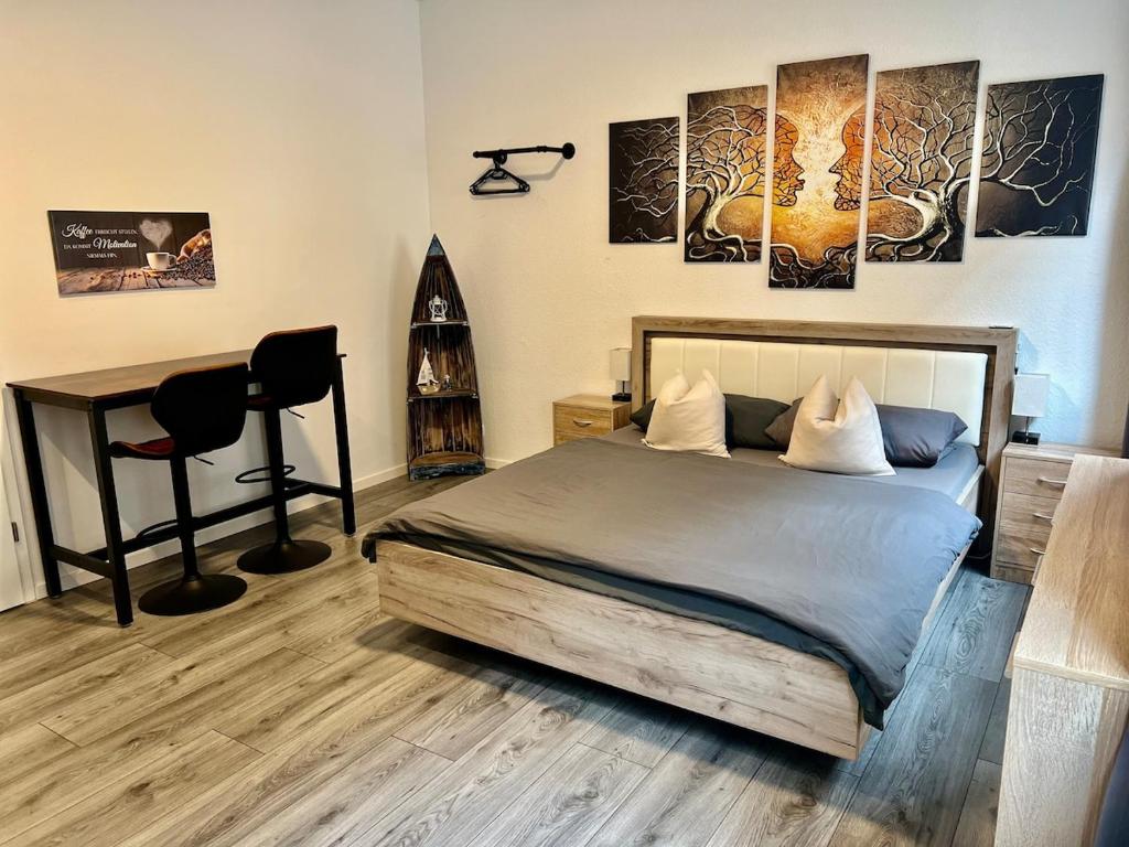 a bedroom with a bed and a table and a desk at Kleine Einraumwohnung am Fleth in Jork