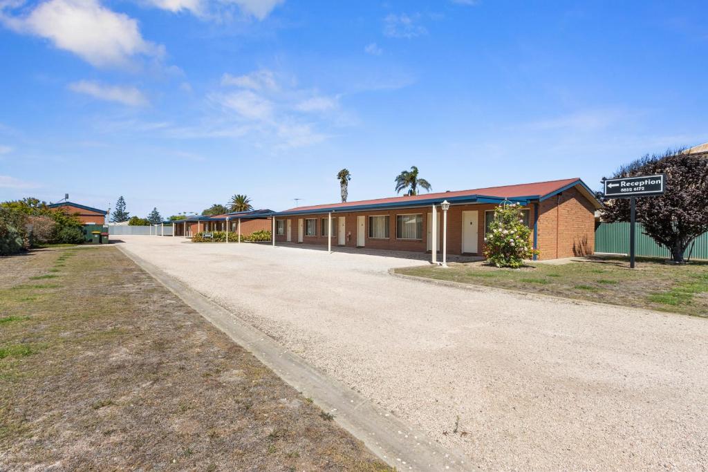 an empty road in front of a building at Edithburgh Seaside Motel in Edithburgh