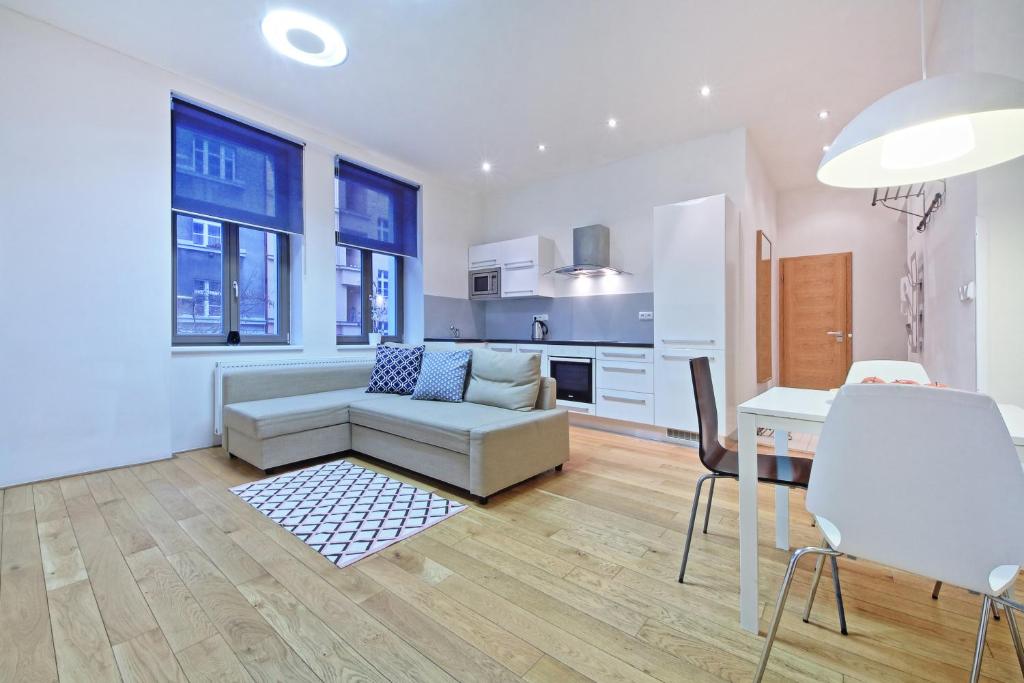 salon z kanapą i stołem w obiekcie Family Apartments w Pradze