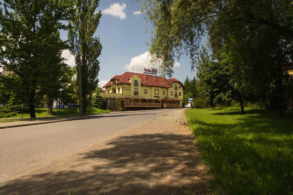 uma casa ao lado de uma estrada em Restauracja -Zajazd trzech braci em Cieszyn