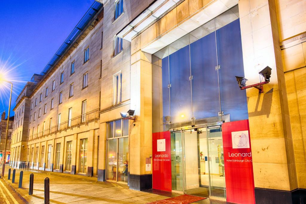 エディンバラにあるLeonardo Hotel Edinburgh Haymarketの通りに面した大きな建物