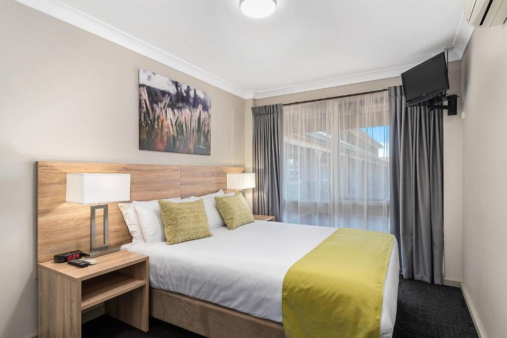 Quality Inn Carriage House - 