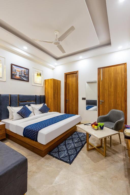 a bedroom with a king sized bed and a couch at Hotel The King Palace Free Pick up From Nizamuddin Railway Station in New Delhi