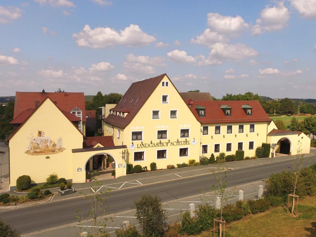 a building on the side of a road next to a street at Landgasthof Scheubel in Gremsdorf