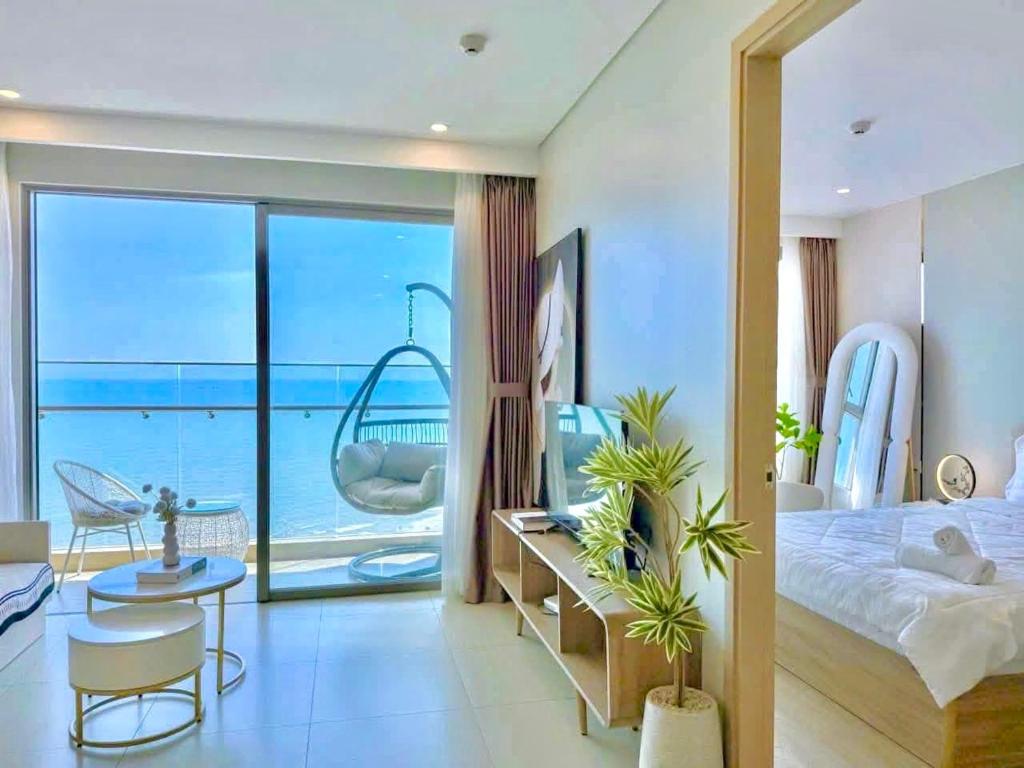 a bedroom with a bed and a view of the ocean at Căn hộ The Sóng Vũng Tàu Infinity Pool - Near Sea Tháp Tam Thắng in Vung Tau