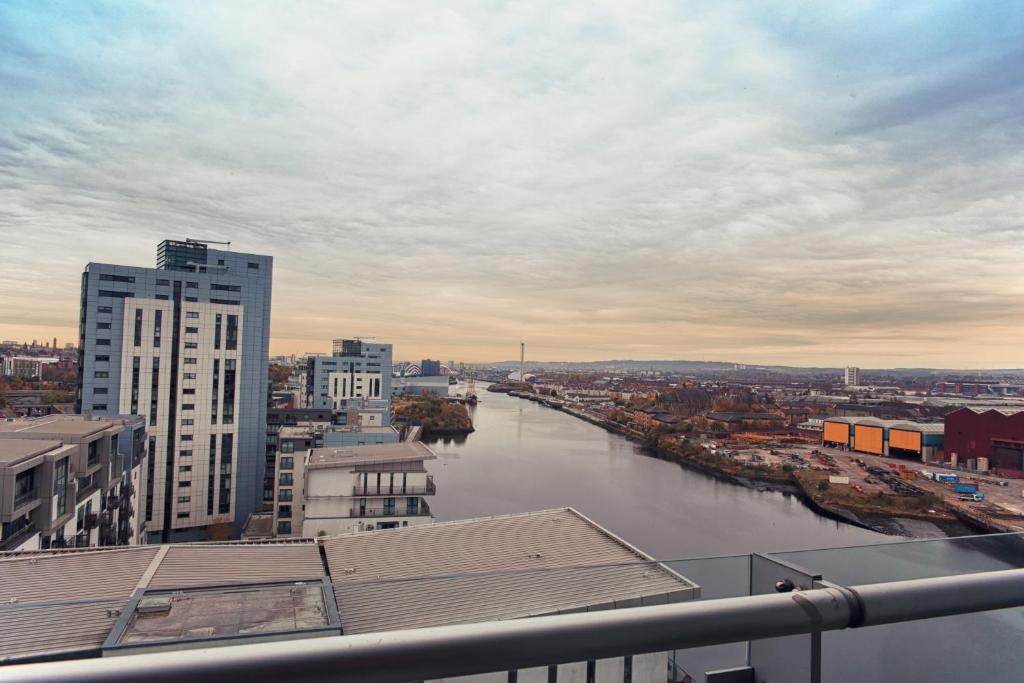 Balkón nebo terasa v ubytování Waterfront West End Apartment