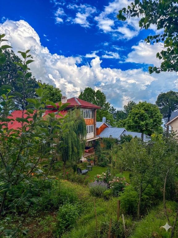 a house in the middle of a garden at The Shivdhaar Estate kud'Patnitop in Kūd