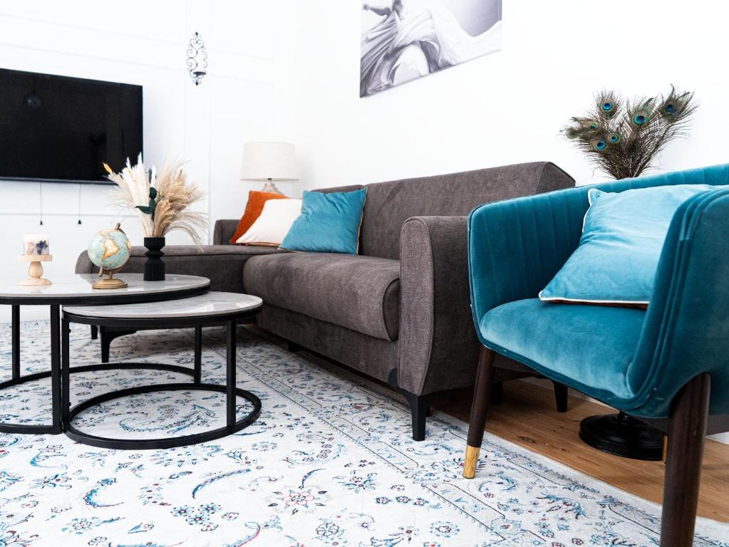 a living room with a couch and a table and chairs at Altstadt Geverdes 2 in Lübeck