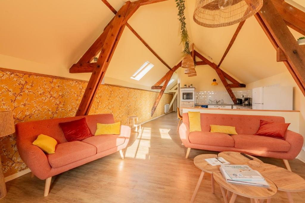 a living room with two couches and a table at La Pause Picarde - Baie De Somme 2 in Franleu