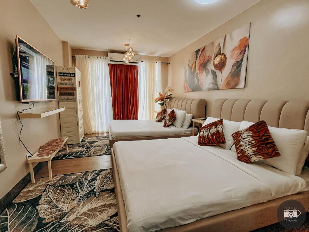 a living room with two beds and a couch at Modern Studion with 2 Queen Bed in Sampong