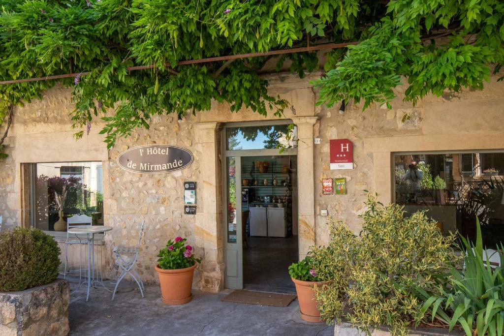 a building with a entrance to a flower shop at Hôtel de Mirmande in Mirmande