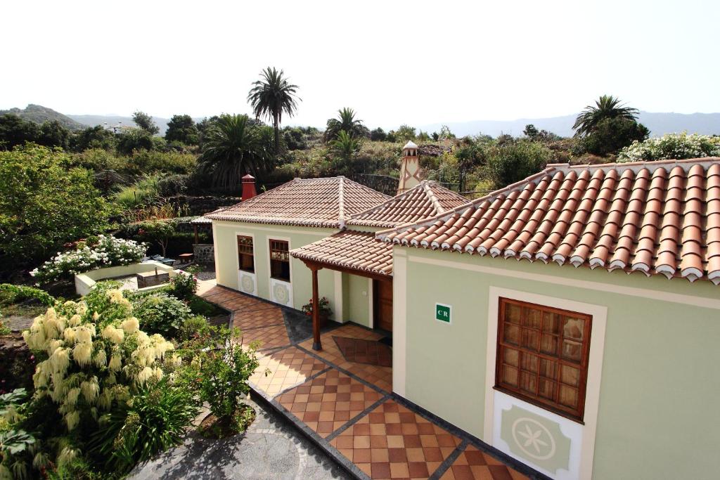 een wit huis met een betegeld dak bij Casa Rural Hermana "by henrypole home" in Breña