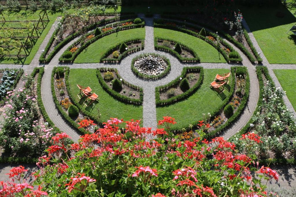 Jardí fora de Alpenrose Hotel and Gardens
