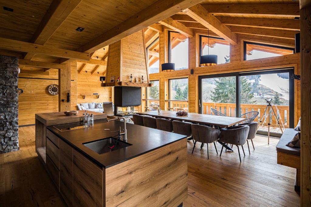 a kitchen and dining room with a table and chairs at A Páholy - Grand Chalet Mátra in Mátraszentimre