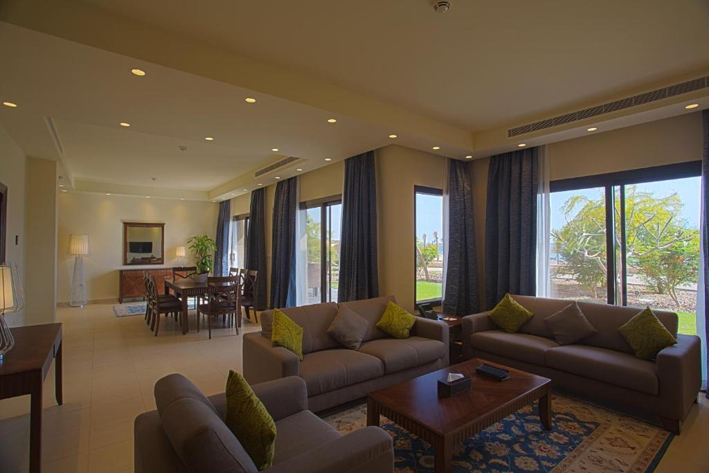 Posezení v ubytování Royal L'azure Resort