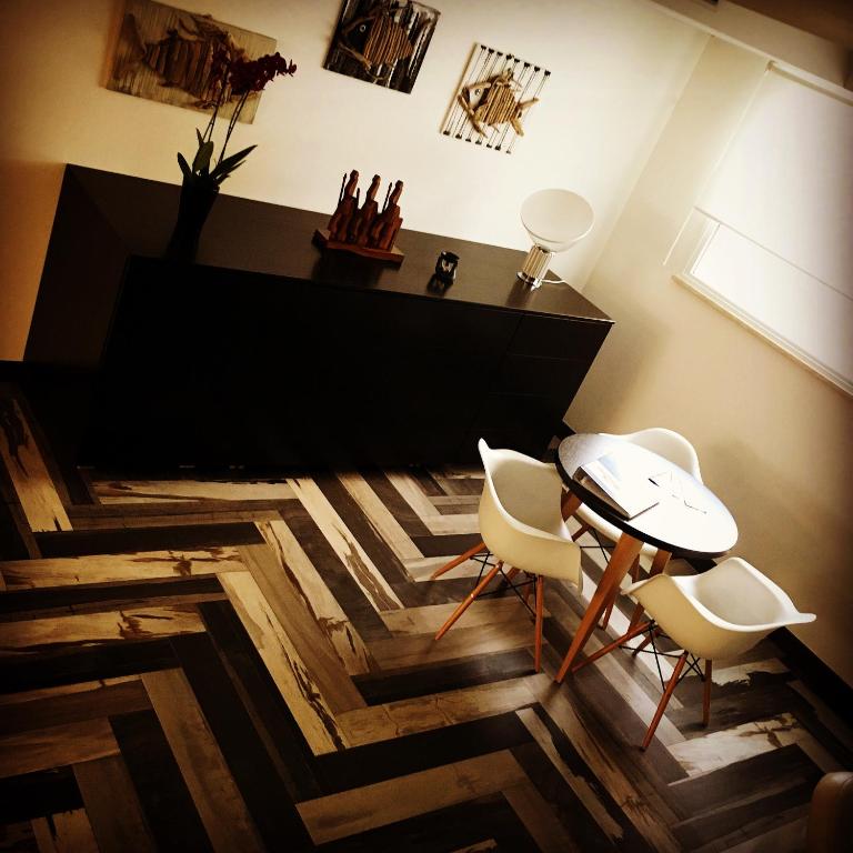 a room with a table and two chairs and a desk at Residenza RoMa in Tropea