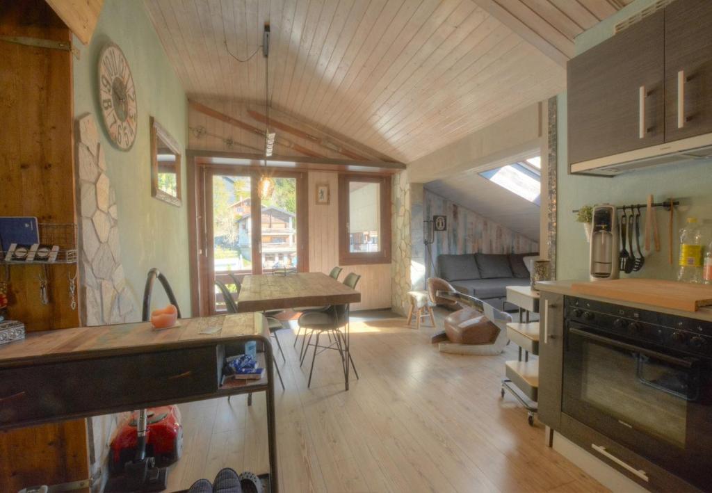 a kitchen and living room of a tiny house at Antares 507, au centre a Anzere in Anzère