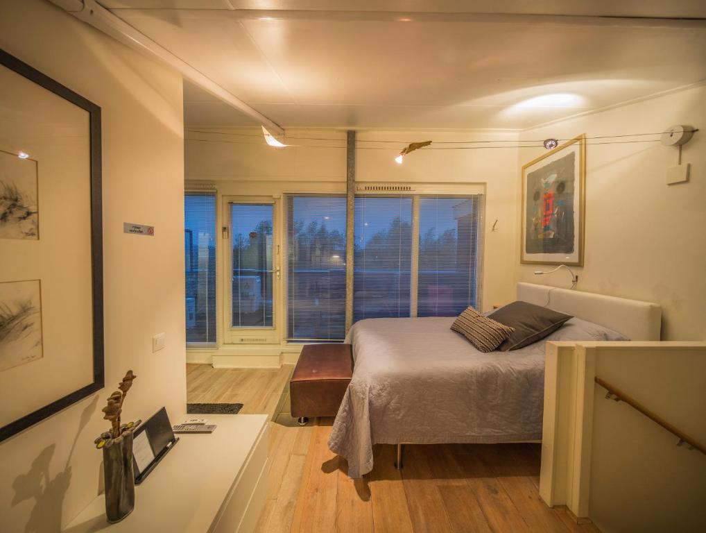 ein Schlafzimmer mit einem Bett und einem großen Fenster in der Unterkunft Sleep At Slim Amsterdam in Amsterdam