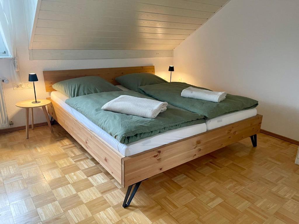 a bed with two pillows on it in a room at Altrhein Hideaway ruhige Ferienwohnung nahe Frankfurt ideal für Natur & Radfahrer in Riedstadt