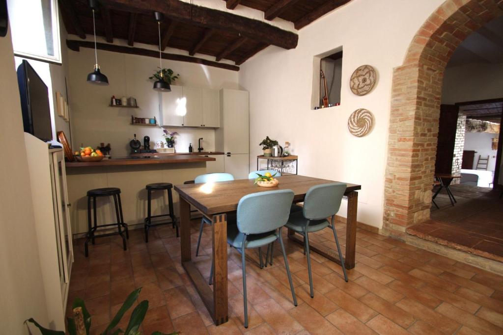 a kitchen and dining room with a wooden table and chairs at La Casa di Oli in Amelia