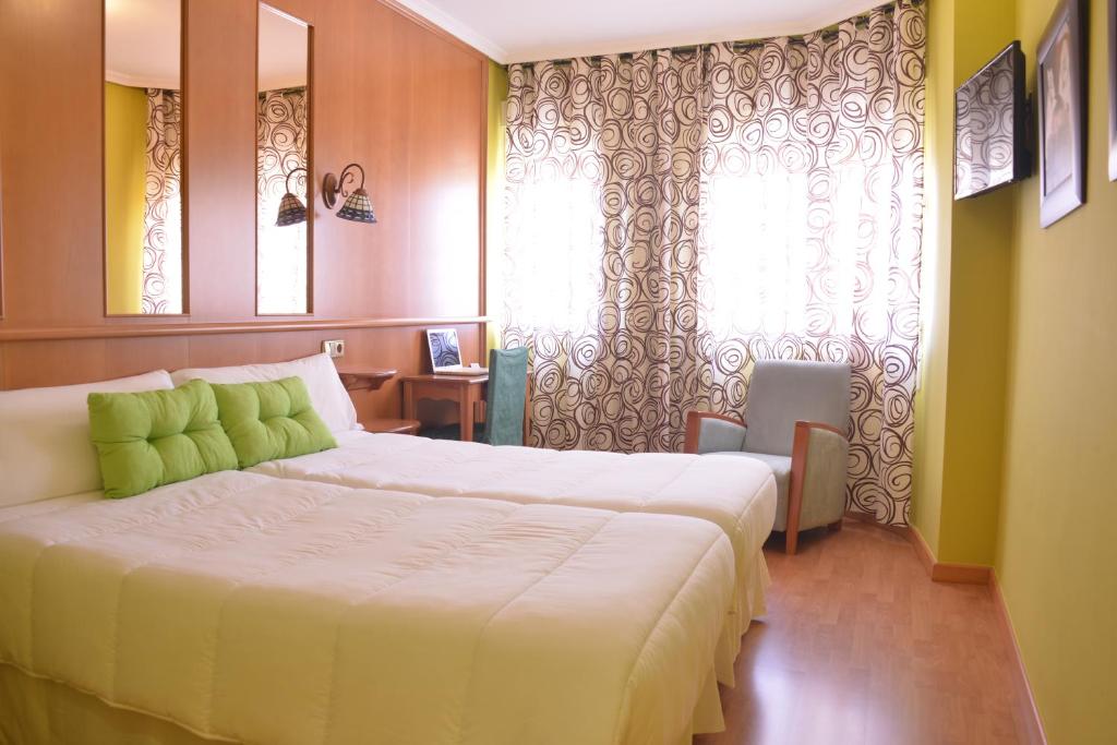 um quarto com uma cama grande e uma janela em Hotel Aro'S em Casas Ibáñez