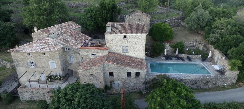 an aerial view of a house with a swimming pool at MAS Estrela Chambre Lo Roc in Bessèges