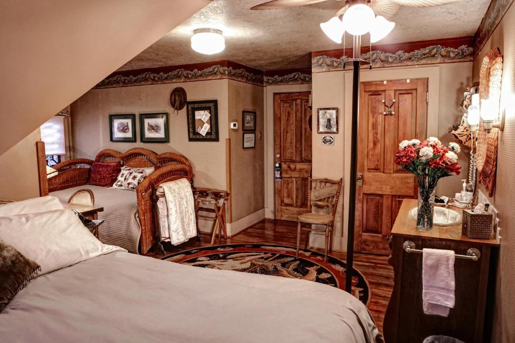 The Queen, A Victorian Bed & Breakfast - Suite Du Gouverneur