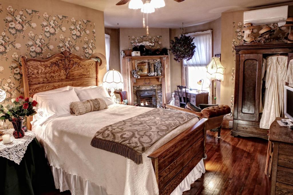 Tempat tidur dalam kamar di The Queen, A Victorian Bed & Breakfast